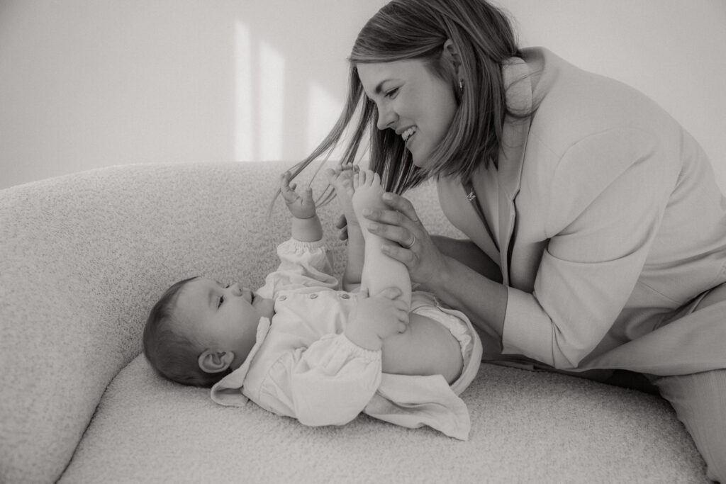 Mama und Baby kuscheln zusammen, im Fotostudio, schwarz/weiß Bild