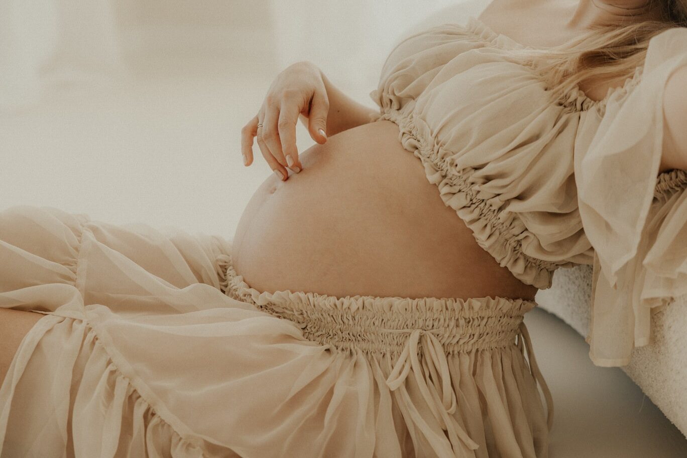 Babybauch Nahaufnahme, Frau streichelt Bauch, von Fotografin Svenja Schürheck