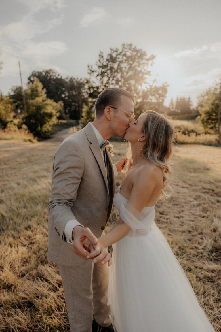 Brautpaarshooting im Sonnenuntergang, Hochzeitsfotografie, Brautpaar küsst sich