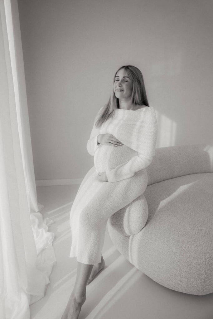 Babybauchshooting im Studio, schwarz/weiß Bild von schwangeren Frau