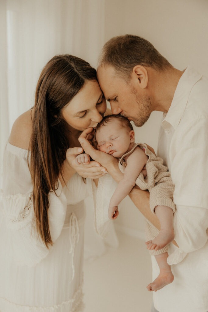Newborn Familienfotografie im Fotostudio Mama Papa und Kinder kuscheln