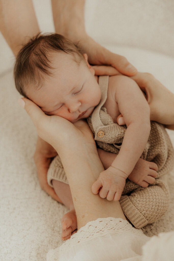 Newborn Familienfotografie im Fotostudio Mama Papa und Kinder kuscheln