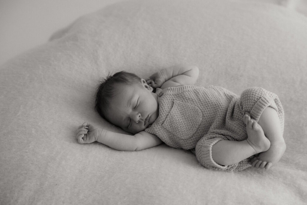 Newborn Familienfotografie im Tageslichtstudio modern, clean und natürlich