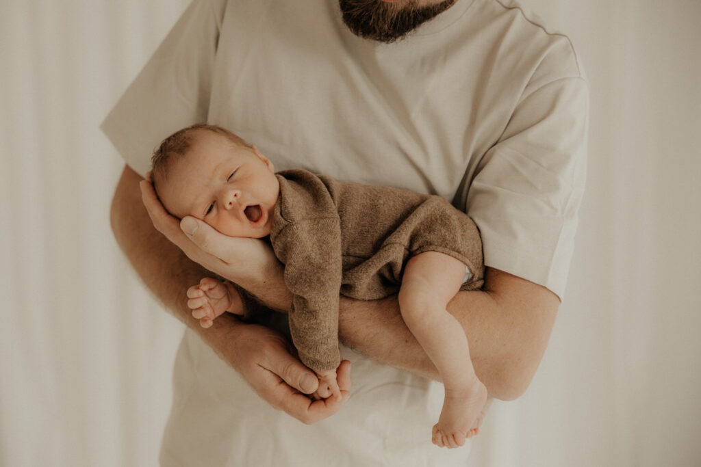 Newborn Familienfotografie im Fotostudio Mama Papa und Kinder kuscheln