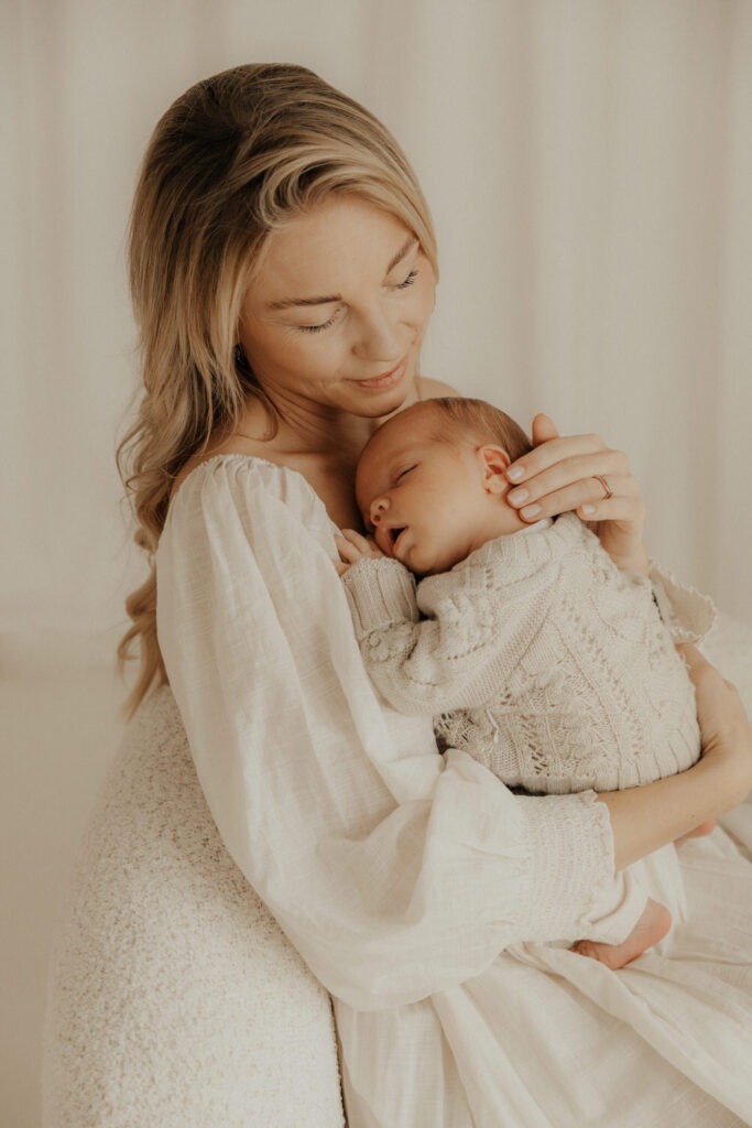 Newborn Familienfotografie im Tageslichtstudio modern, clean und natürlich