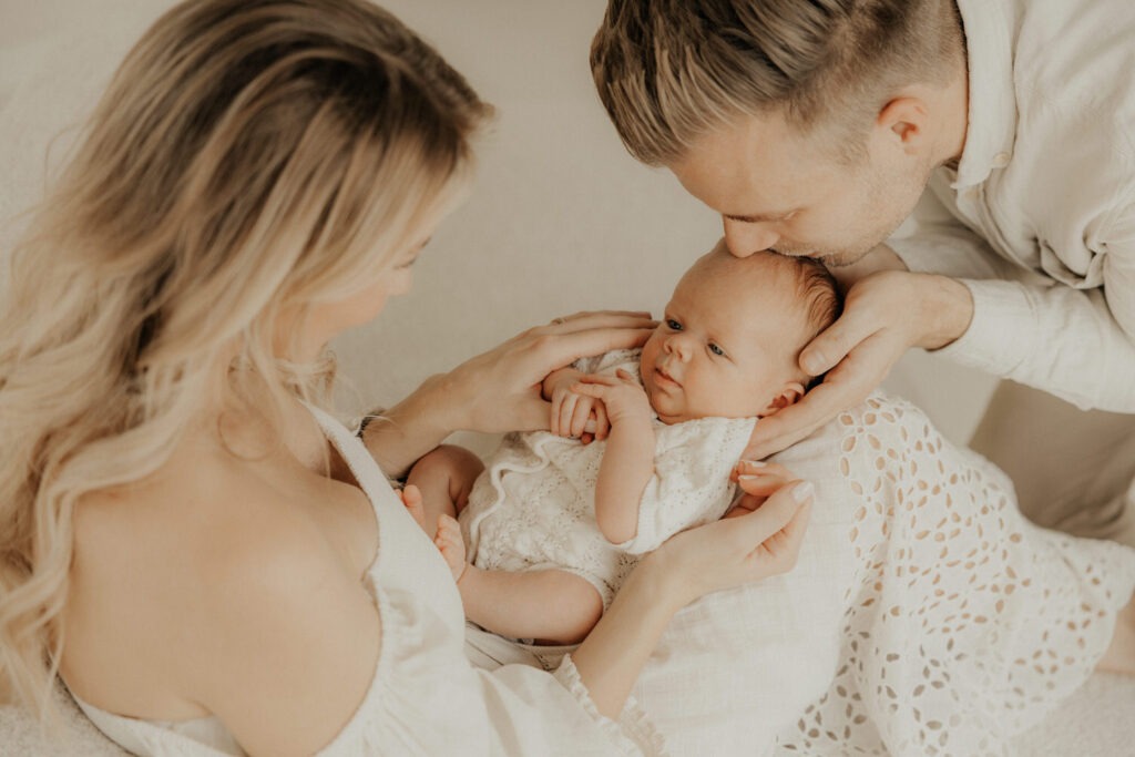 Newborn Familienfotografie im Tageslichtstudio modern, clean und natürlich
