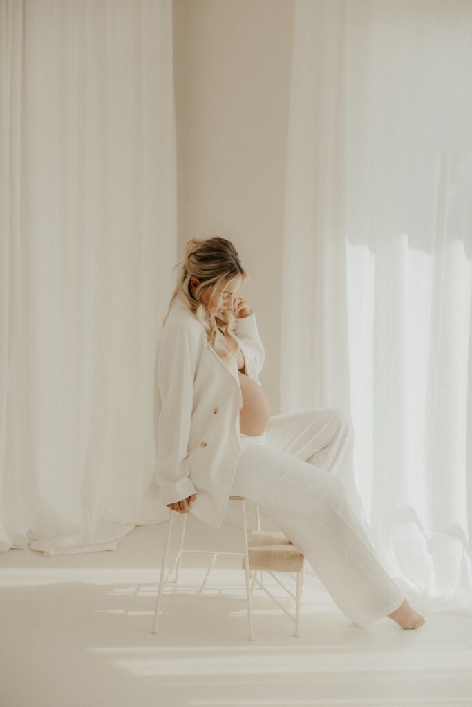 Babybauchshooting Boudoir im Tageslichtstudio modern, clean und natürlich