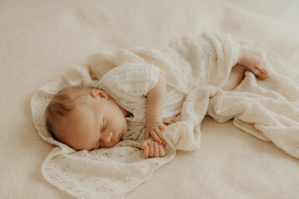 Newborn Familienfotografie im Tageslichtstudio modern, clean und natürlich