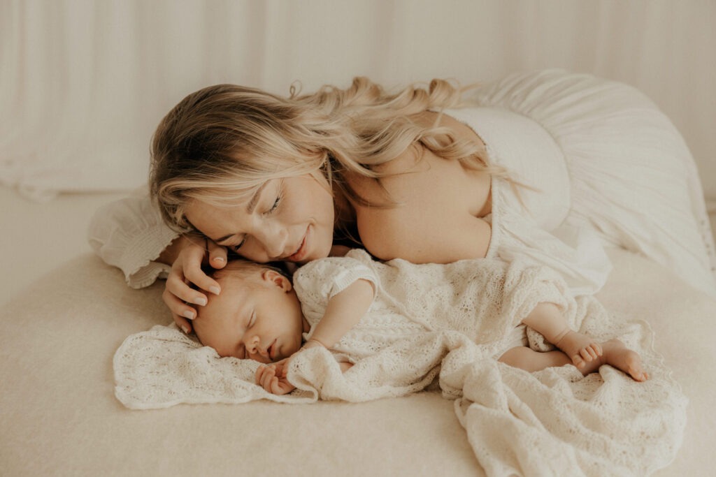Newborn Mama und Tochter im Tageslichtstudio modern, clean und natürlich