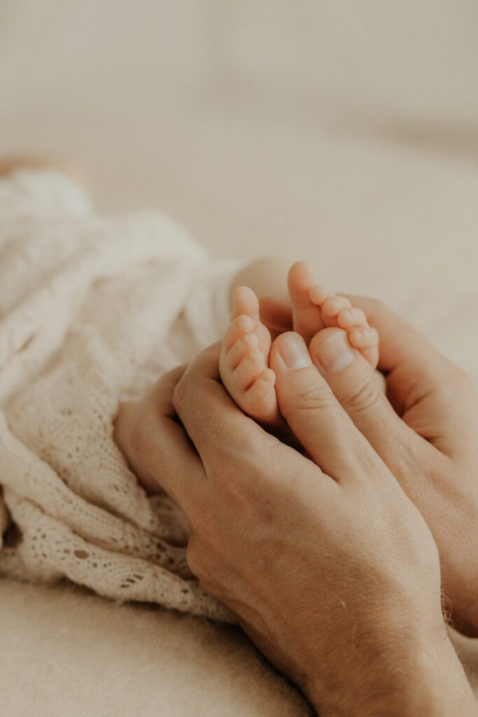 Newborn Familienfotografie im Tageslichtstudio modern, clean und natürlich