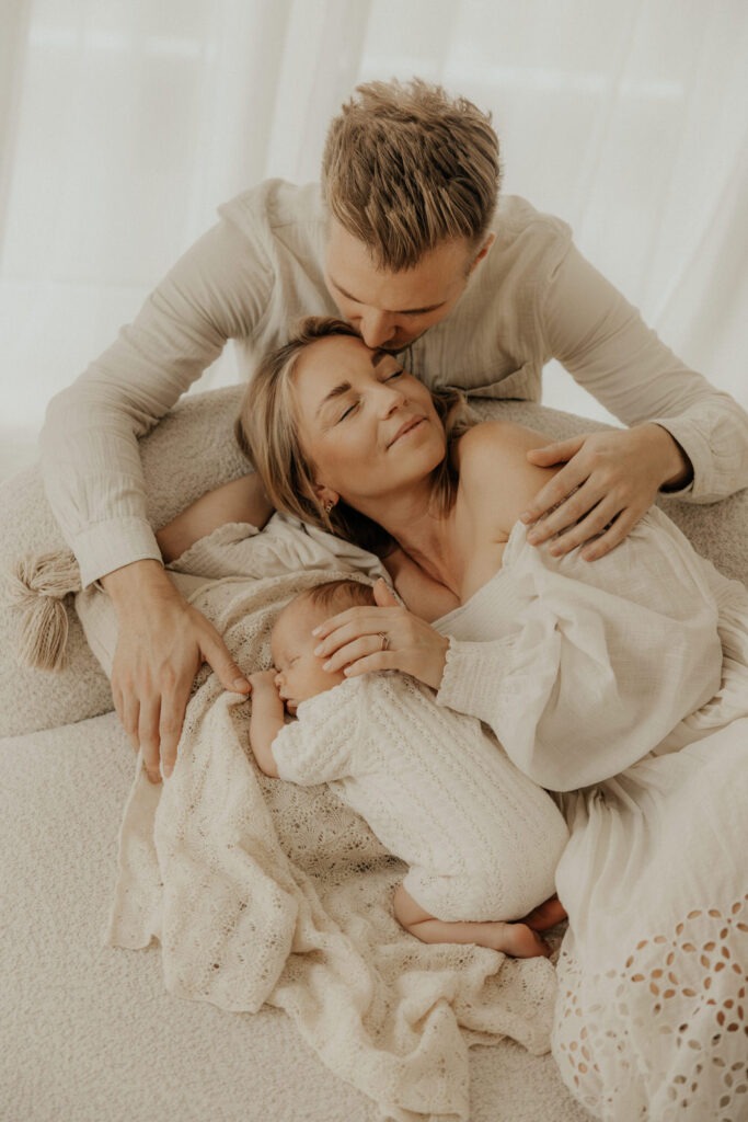 Newborn Familienfotografie im Tageslichtstudio modern, clean und natürlich