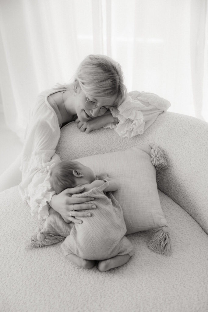 Newborn Familienfotografie im Fotostudio Mama Papa und Kinder kuscheln