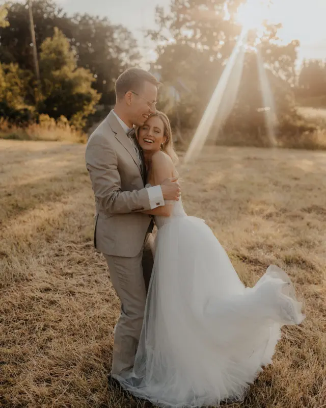 Wedding moments you can feel 🤍 ich möchte für euch eure tiefe Verbundenheit in bedeutungsvolle, hochwertige Fotos festhalten und das ganz natürlich, ungestellt und pur. ✨ #weddingtime 

#wedding #bride #bride2025 #braut2025 #hochzeitsfotografin #weddingphotography #beautifulbride #lookslikefilm #lookslikefılmweddings #weddinginspiration #engagement #bielefeld #osnabrück #verlobung