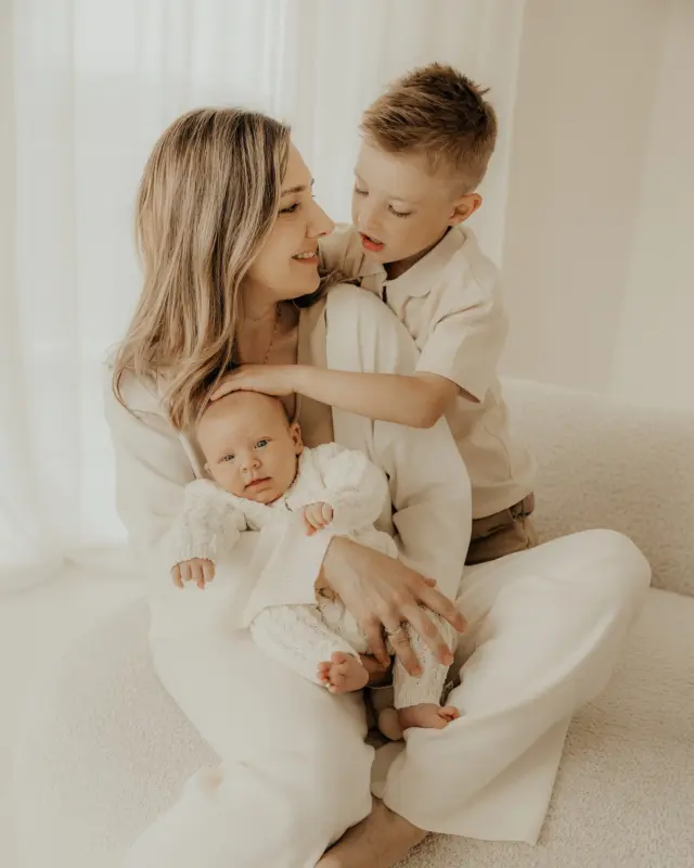 When love grows 🫧🤍 nach der Hochzeit 2018, dem Babyshooting mit dem großen Bruder 2020 - durfte ich nun vor kurzem die erste Zeit zu viert verewigen. 🥹 Euch auf eurem Weg zu begleiten lässt mein Herz hüpfen - mit meinen Fotos eure Familienalben gefüllt zu wissen und euch immer wieder zu sehen. 🫶 #thankful

#babyshooting #familyshooting #tageslichtstudio #newborn #newbornshooting #neugeborenenshooting #lookslikefilmkids #authentischenewbornfotografie #bielefeld #osnabrück #herford #familymoments #familienshooting #nrw